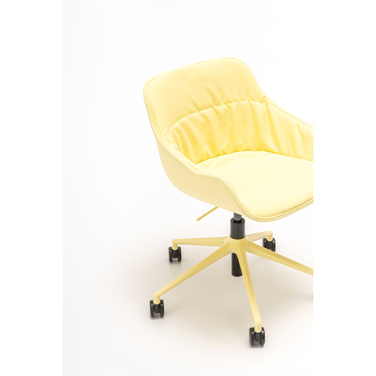Chaise de bureau jaune clair à coussin drapé et vérin noir, vue de trois quarts