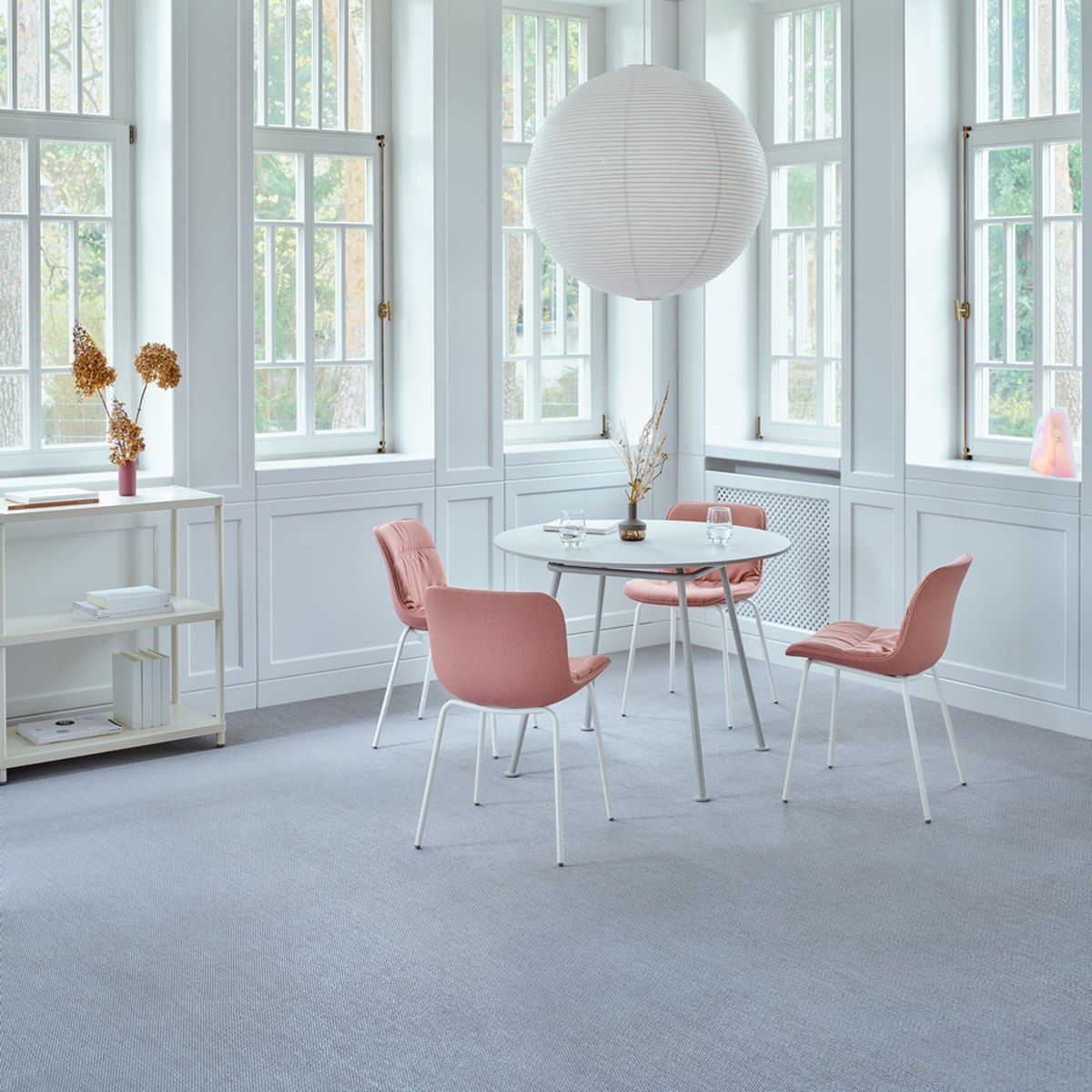 Chaise de salle de réunion à coussin drapé sur 4 pieds ou traîneau