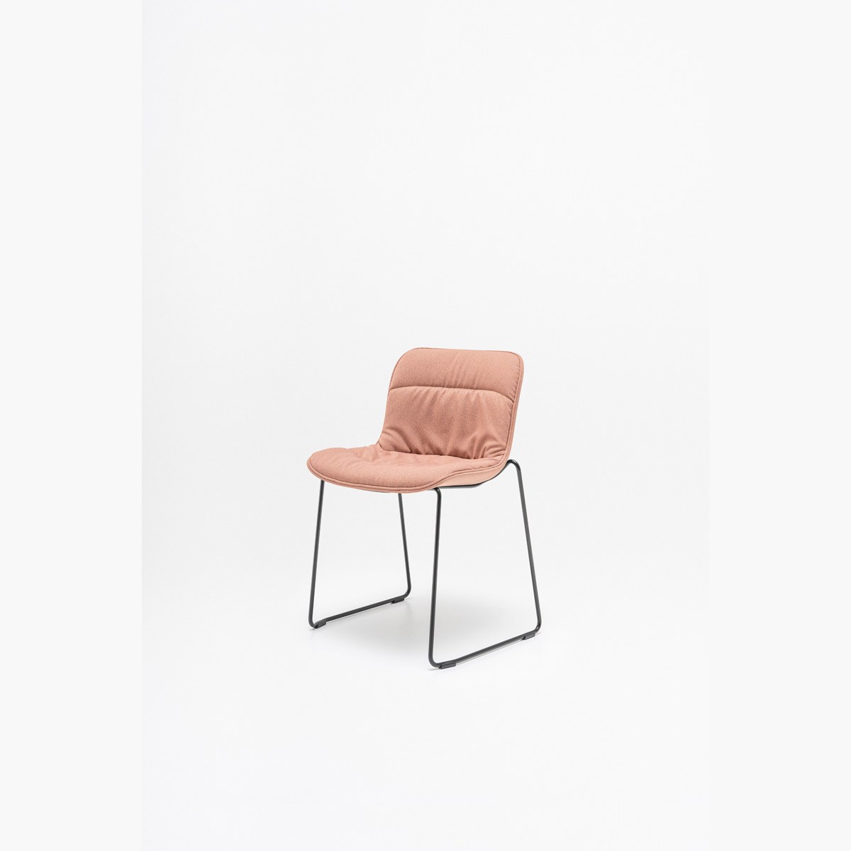 Chaise Baltic 2 Soft Duo rose sur piètement traîneau noir, vue de trois quarts