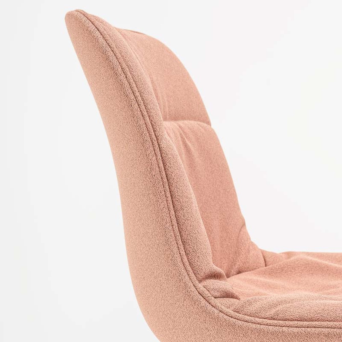 Détail du coussin drapé tapissé rose de la chaise Baltic 2 Soft Duo, vue de profil