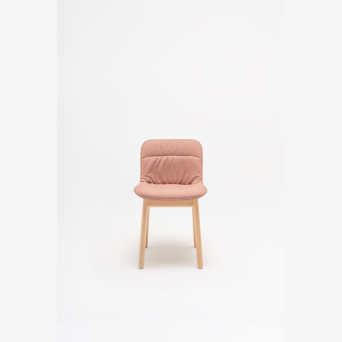 Chaise Baltic 2 Soft Duo tapissée rose sur pieds en hêtre naturel, vue de face
