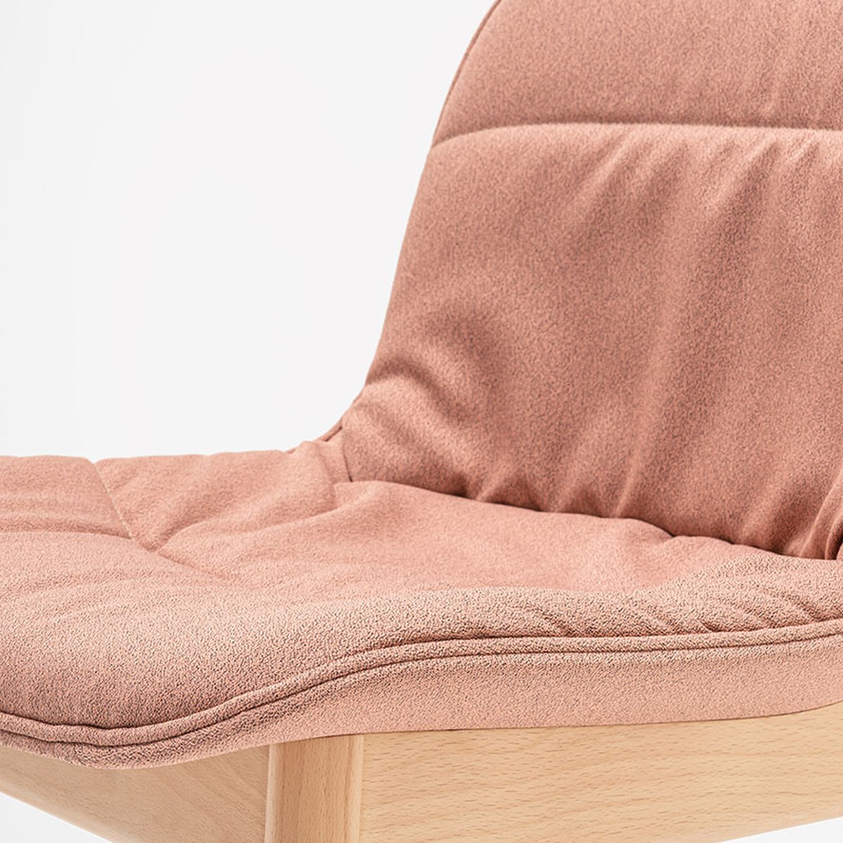 Détail du coussin drapé rose et du pied en hêtre de la chaise Baltic 2 Soft Duo