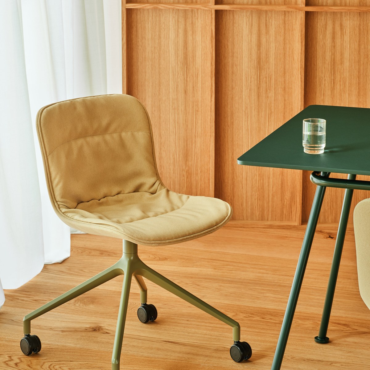 Chaise pivotante Baltic 2 Soft Duo jaune sur étoile en aluminium olive à roulettes