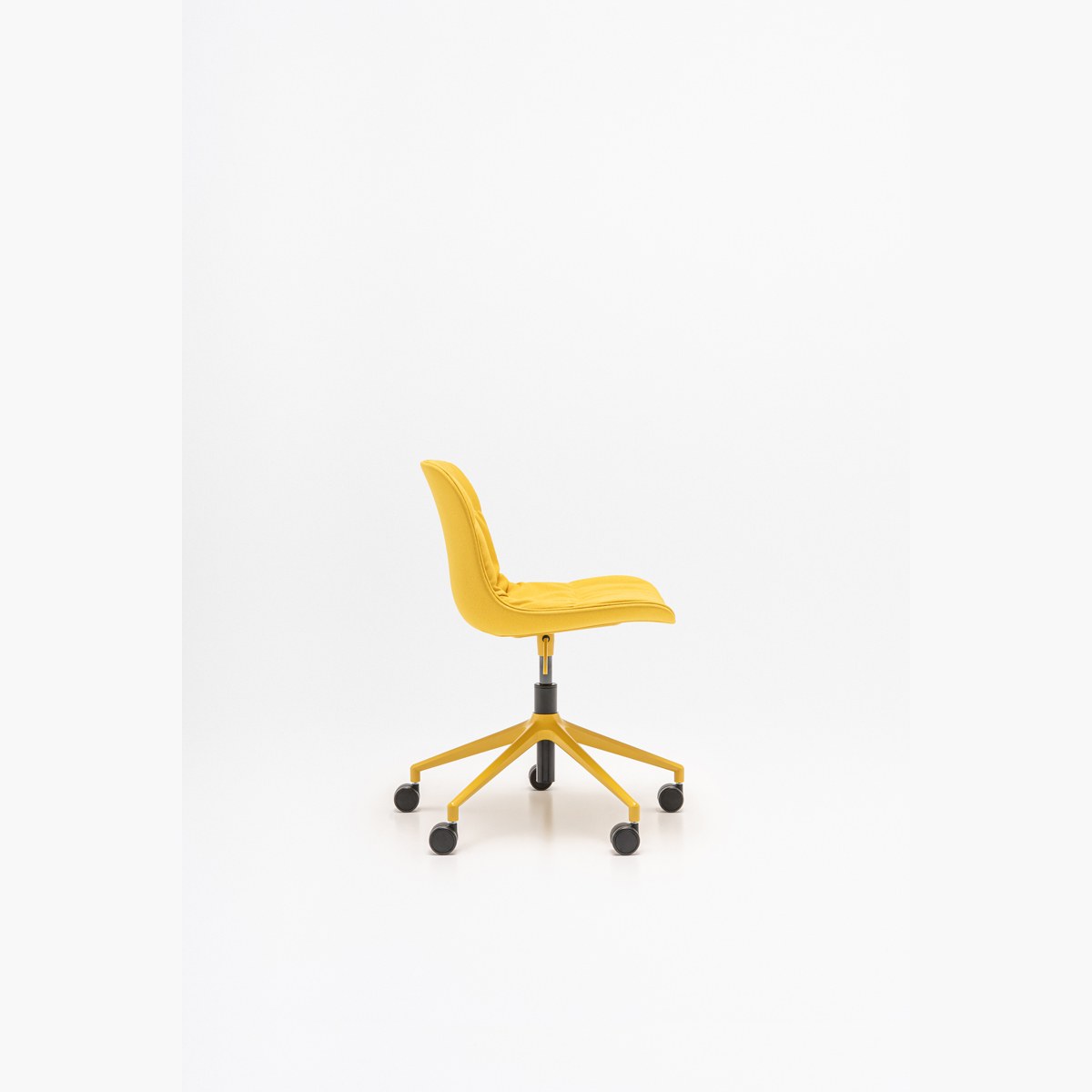 Chaise de bureau Baltic 2 Soft Duo jaune sur étoile 5 branches à roulettes, vue de profil
