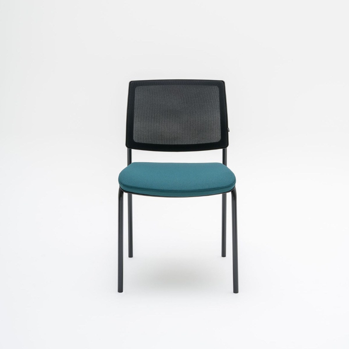 Chaise de réunion Gaya à 4 pieds noirs, assise bleu canard et résille noire, vue de face