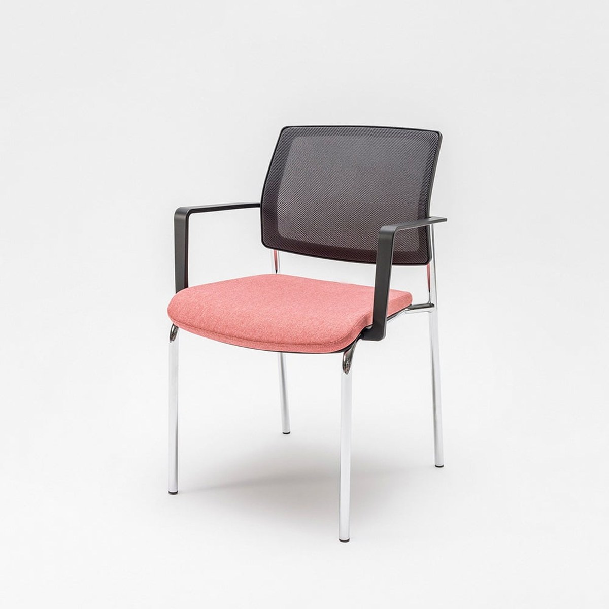 Chaise Gaya à 4 pieds chromés avec accoudoirs, assise corail, vue de trois quarts