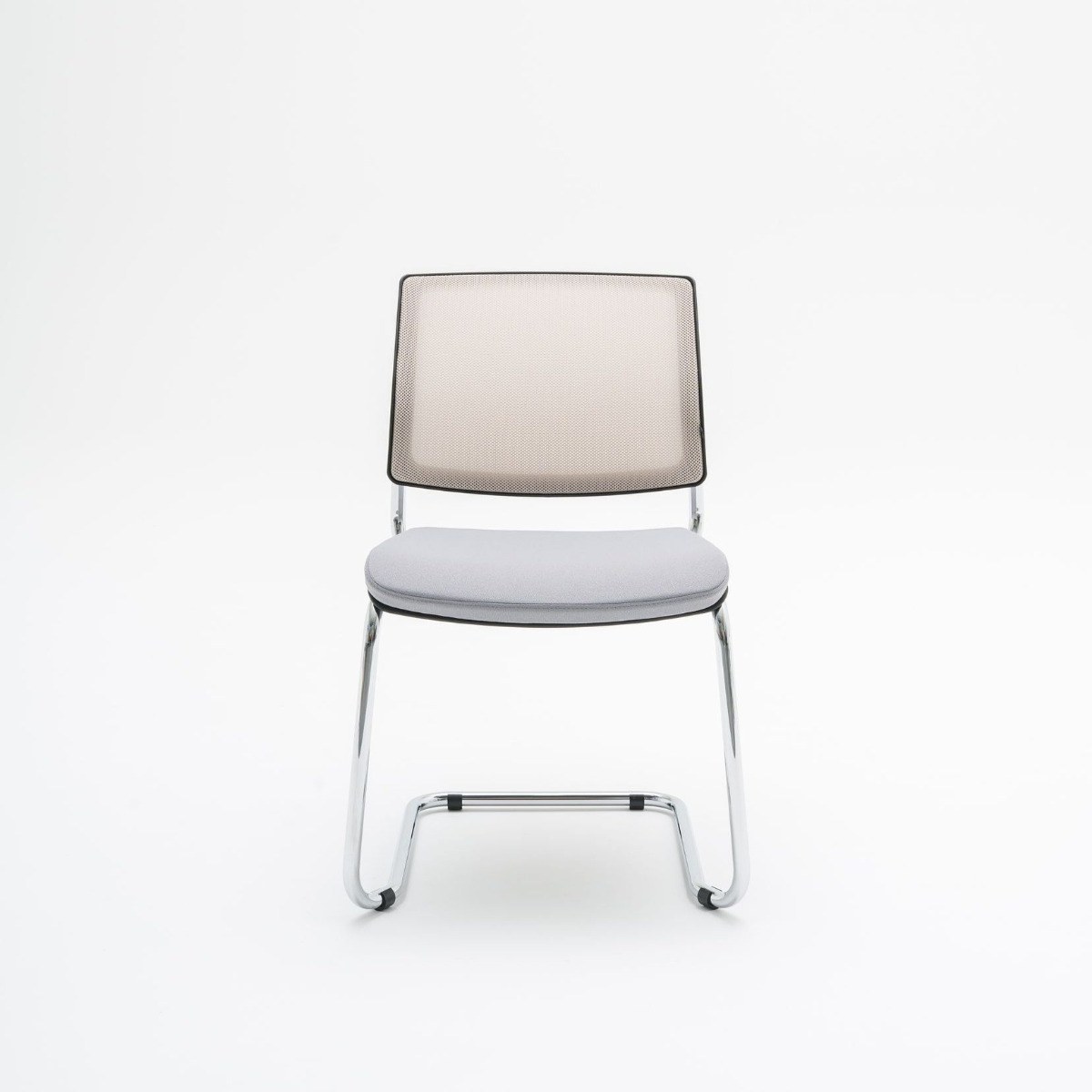 Chaise de réunion Gaya sur luge chromée en porte-à-faux, résille beige, vue de face