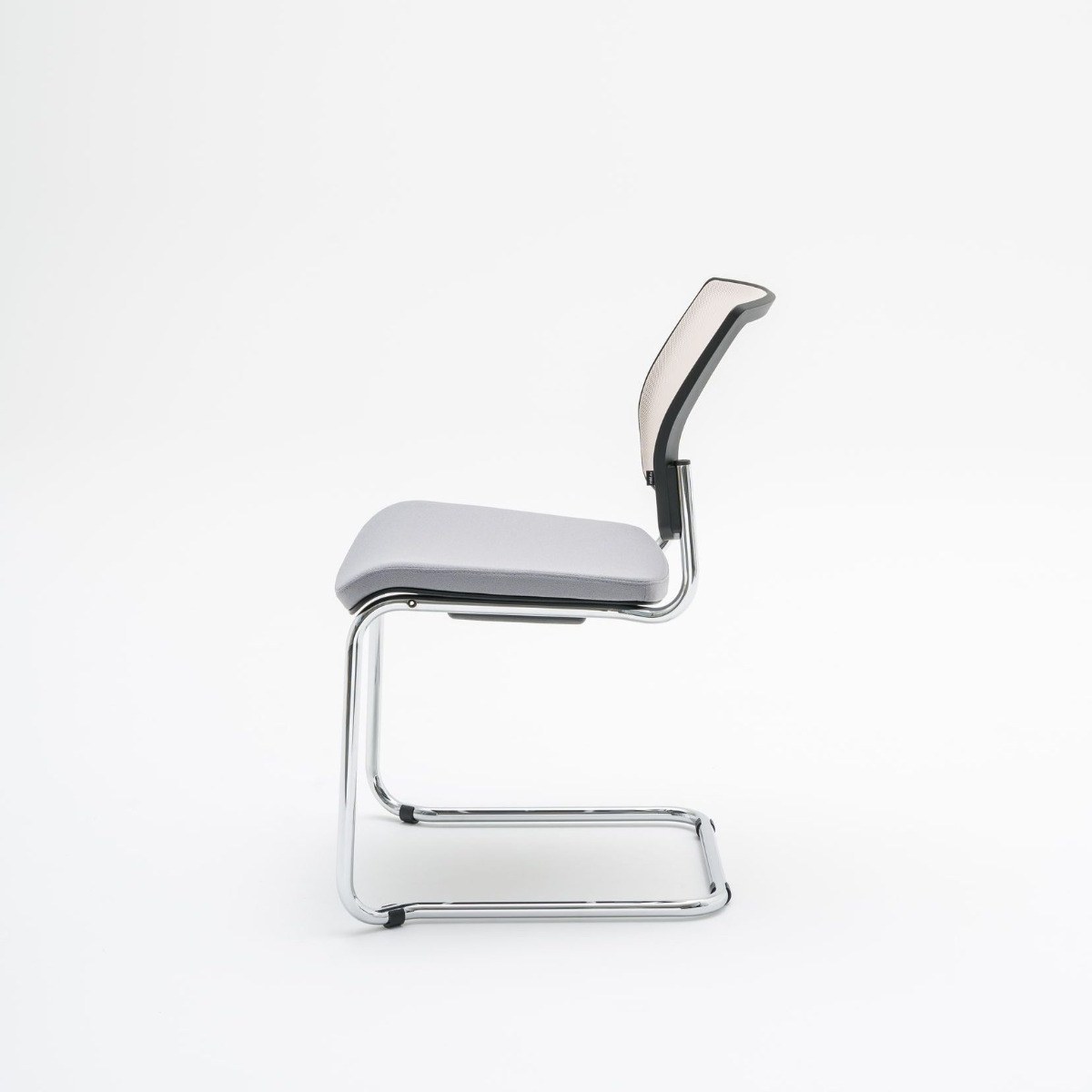 Chaise Gaya sur luge chromée, assise grise et résille beige, vue de profil