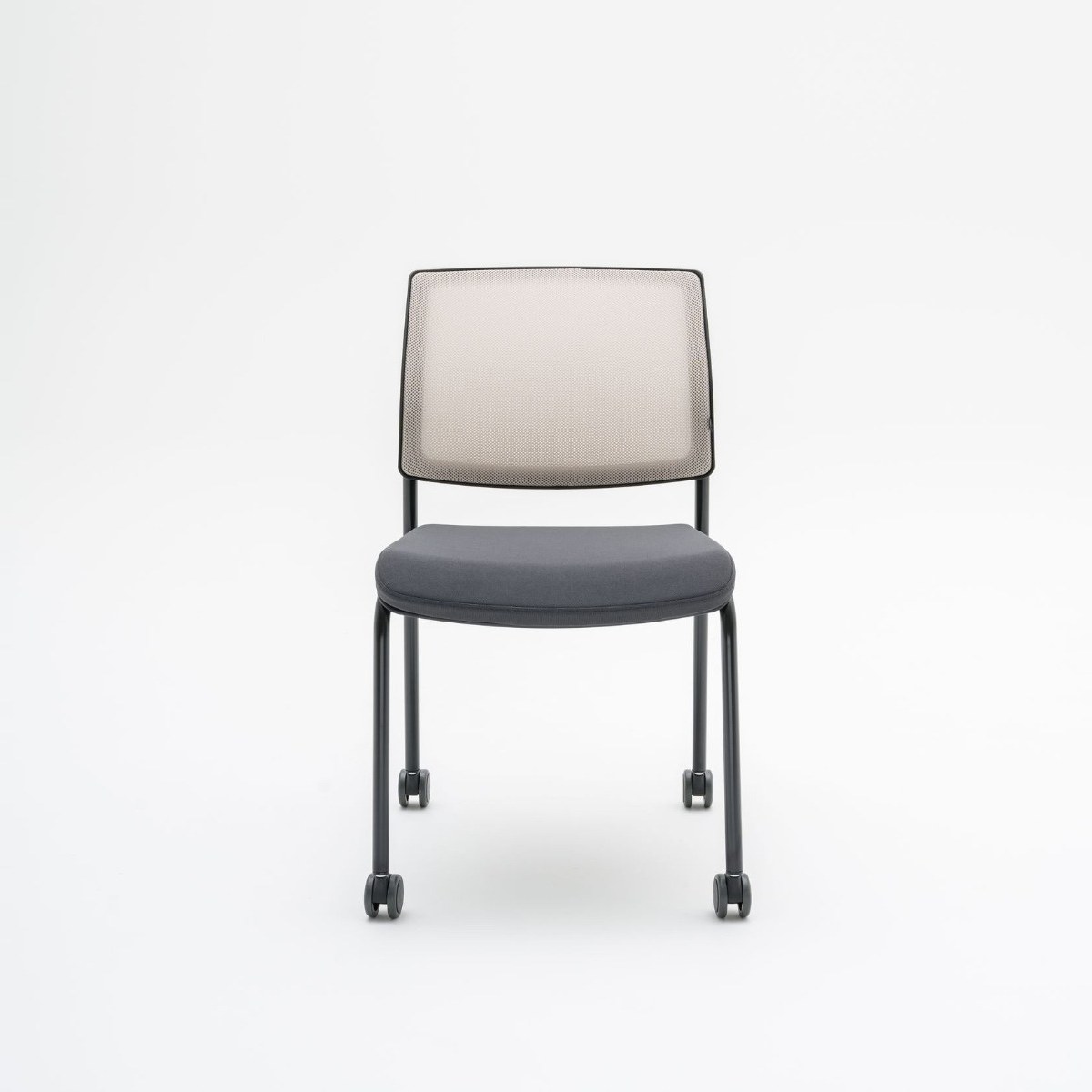 Chaise de réunion résille sur 4 pieds à roulettes et assise tapissée