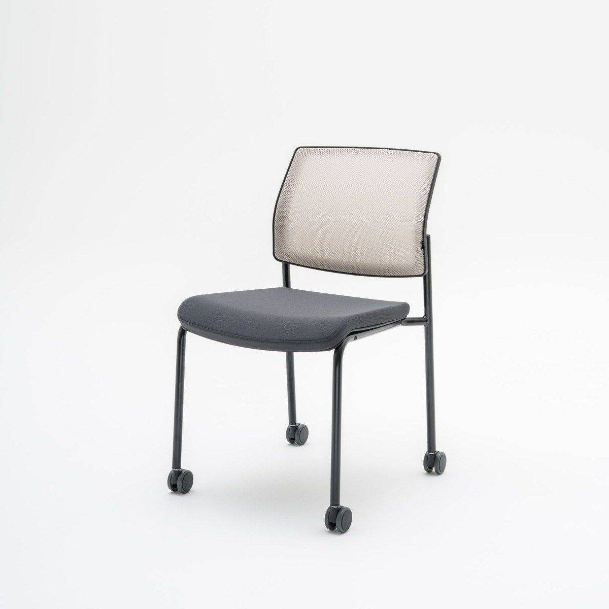 Chaise Gaya à roulettes, assise graphite et dossier résille beige, vue de trois quarts