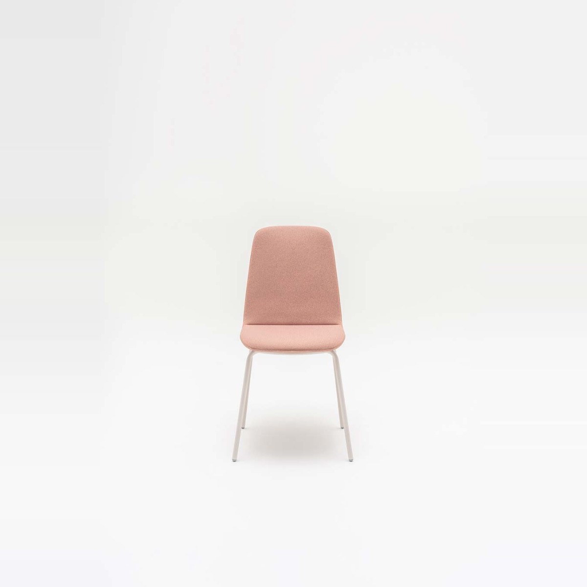 Chaise de réunion Ulti 4 pieds, coque tapissée rose et pieds beige, vue de face