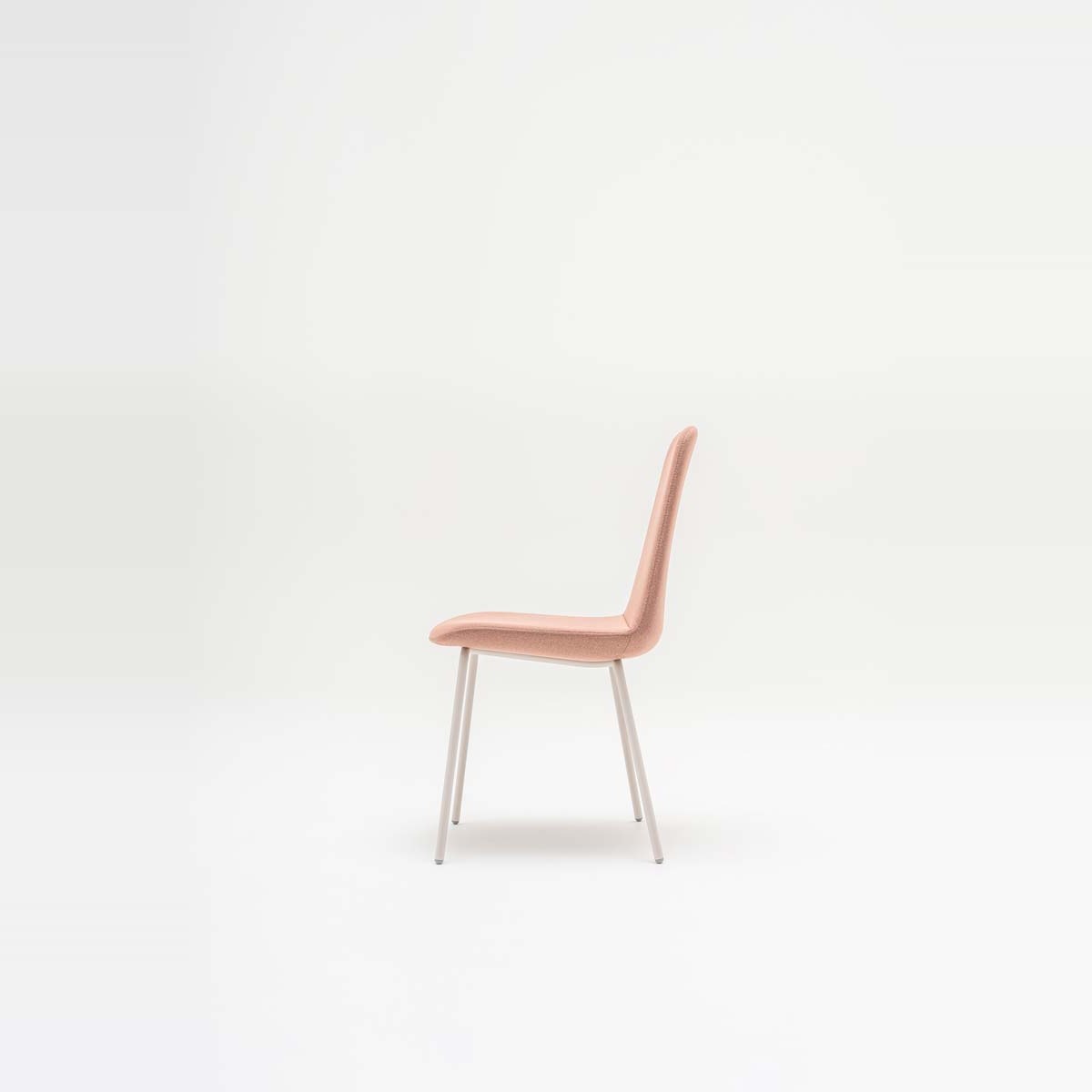 Chaise pour salle de réunion Ulti 4 pieds tapissée rose, vue de profil