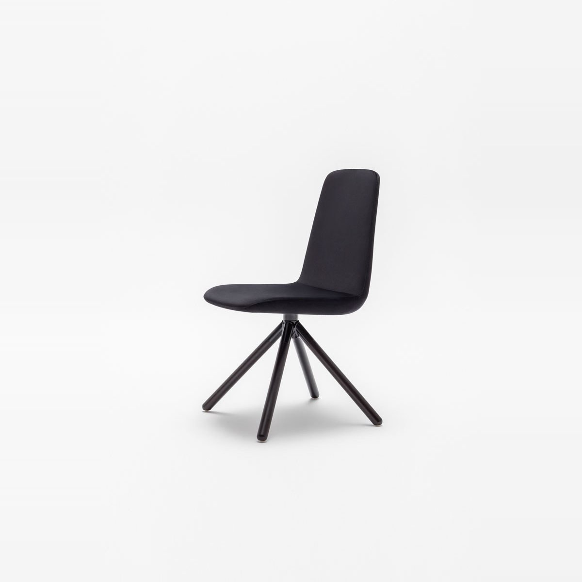 Chaise pivotante Ulti tapissée noire sur pieds en hêtre noir, vue de trois quarts