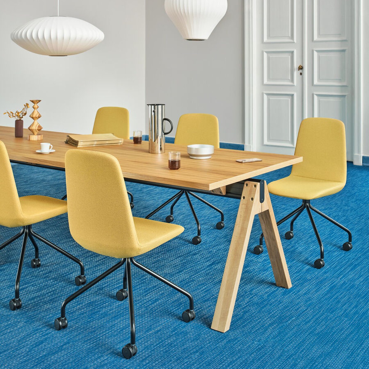 Chaise de réunion à roulettes sur étoile 4 branches et coque tapissée