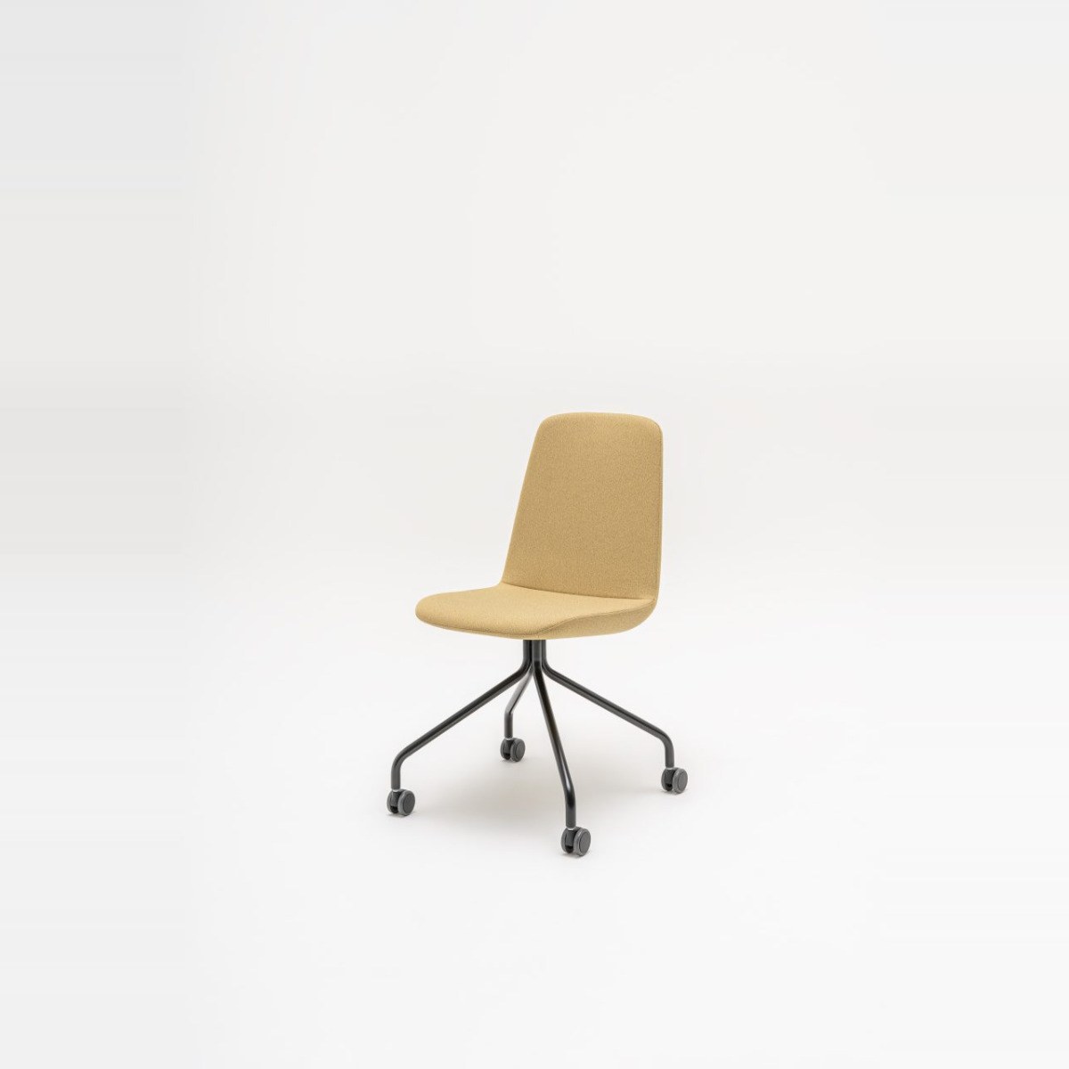 Chaise de réunion à roulettes Ulti jaune, étoile acier noire, vue de trois quarts