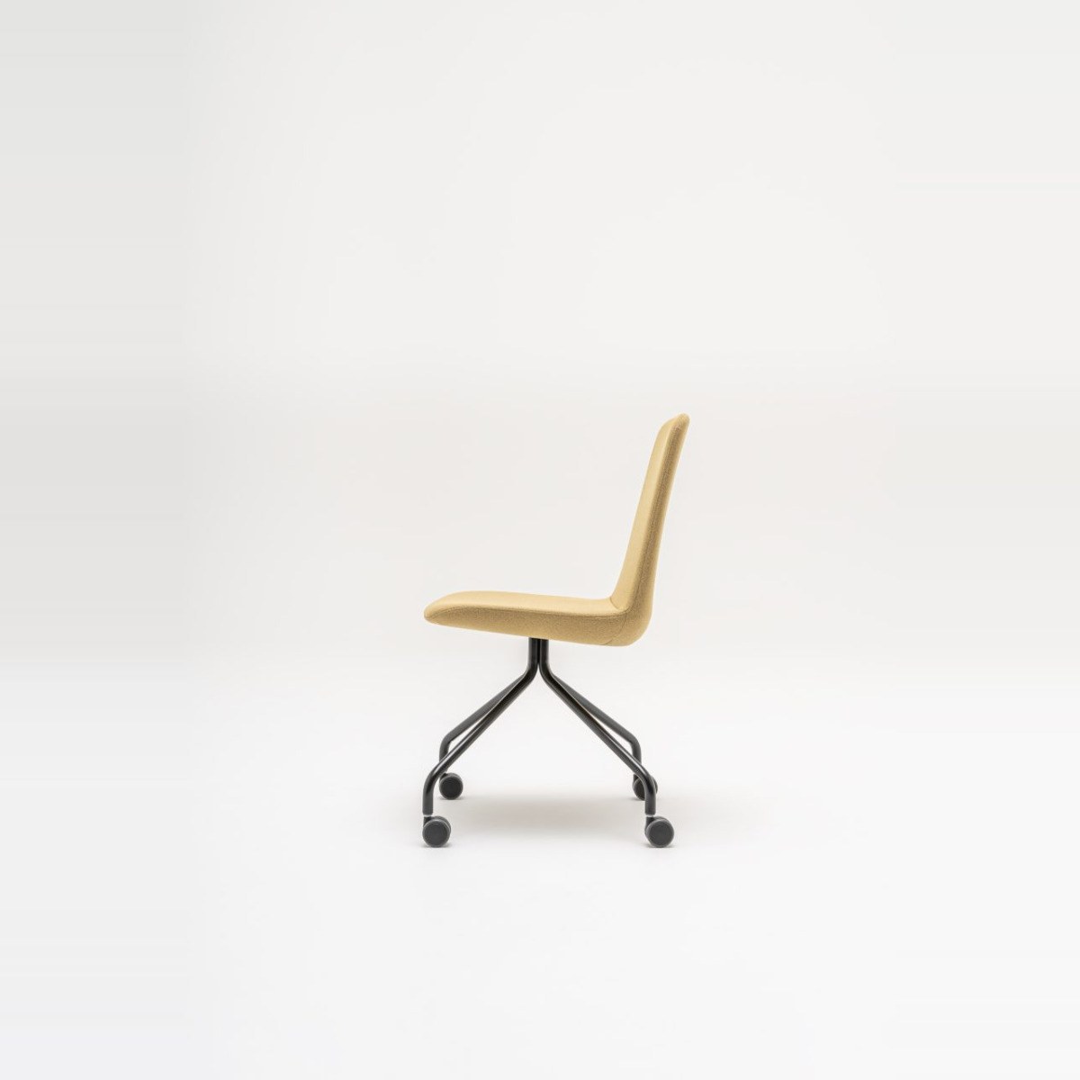 Chaise de réunion à roulettes Ulti jaune sur étoile 4 branches, vue de profil