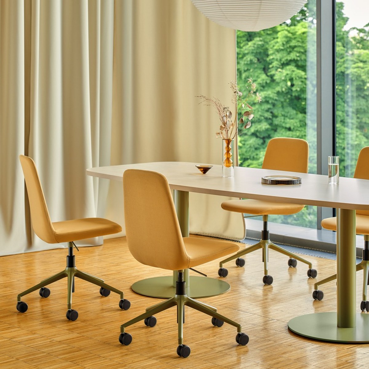 Chaise de réunion compacte réglable en hauteur à coque tapissée