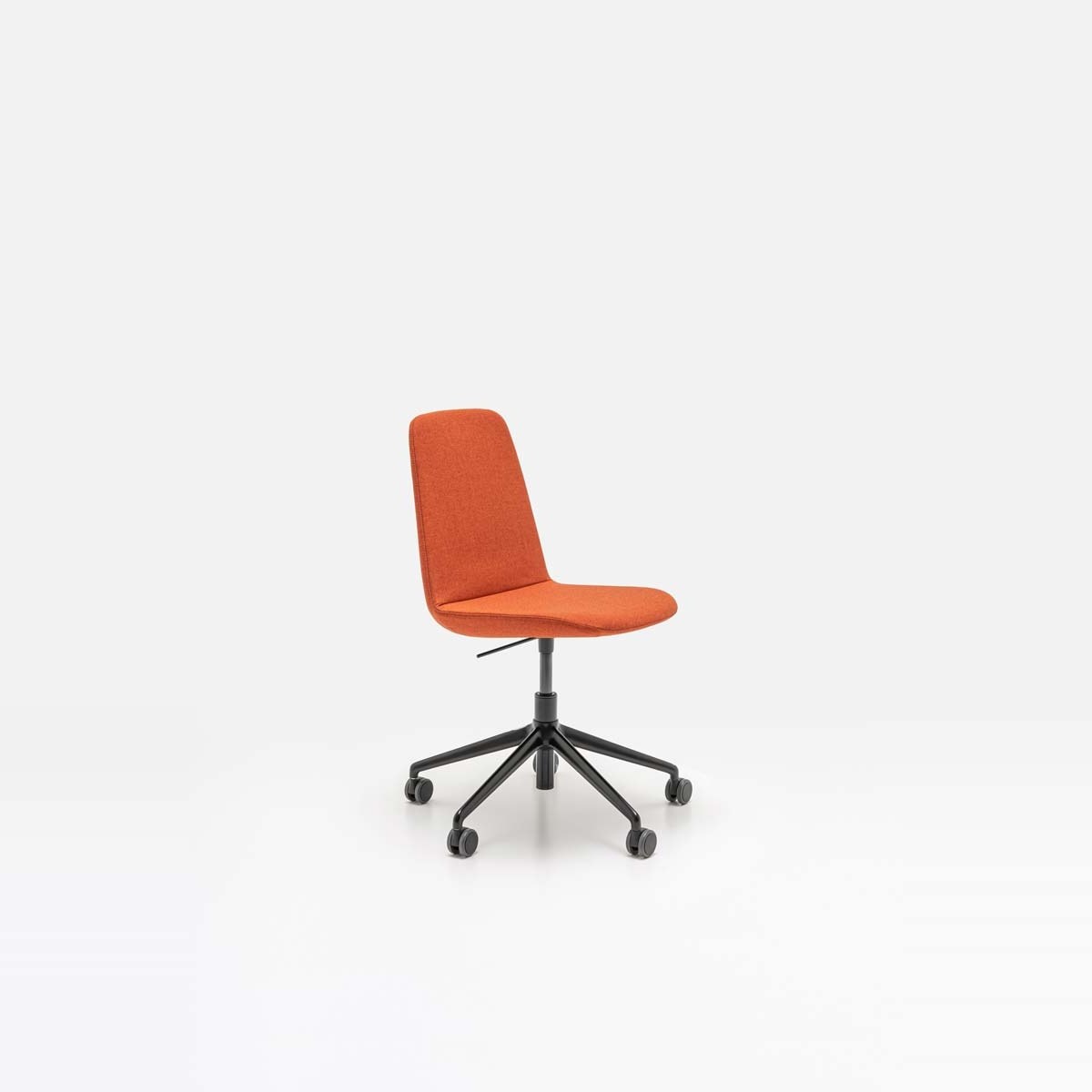 Chaise de réunion réglable en hauteur Ulti orange sur étoile 5 branches noire