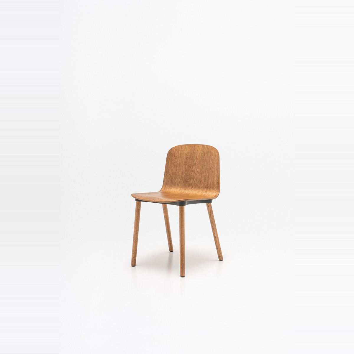 Chaise en contreplaqué Nud chêne noyer sur quatre pieds en chêne, vue de trois quarts