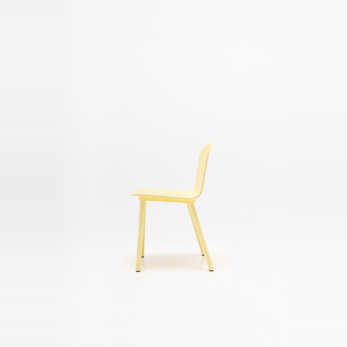 Chaise de réunion Nud jaune banane sur pieds en chêne teinté jaune, vue de profil