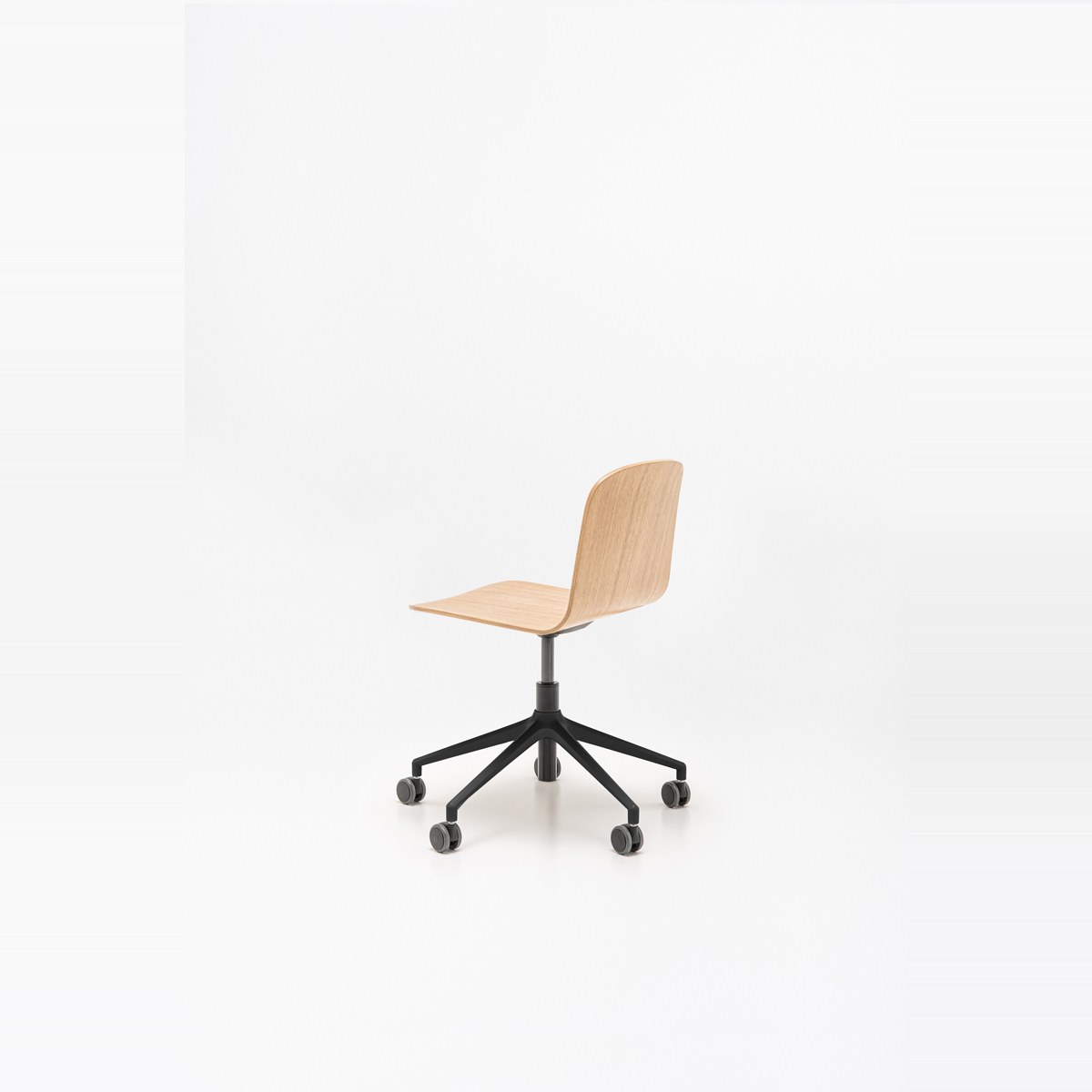 Chaise de bureau Nud placage chêne naturel sur étoile aluminium noire à roulettes