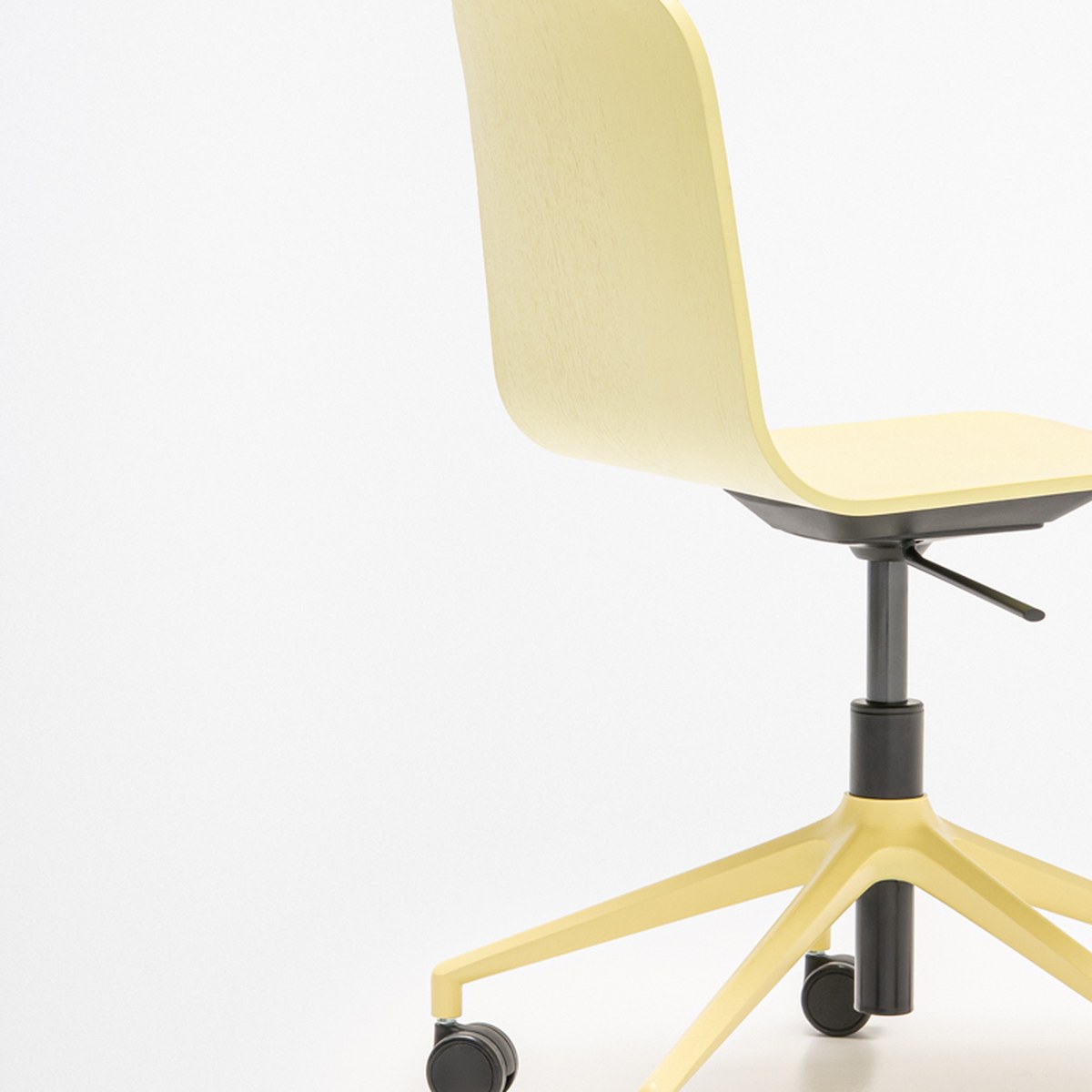 Détail du vérin à gaz et de létoile jaune de la chaise de bureau Nud en contreplaqué