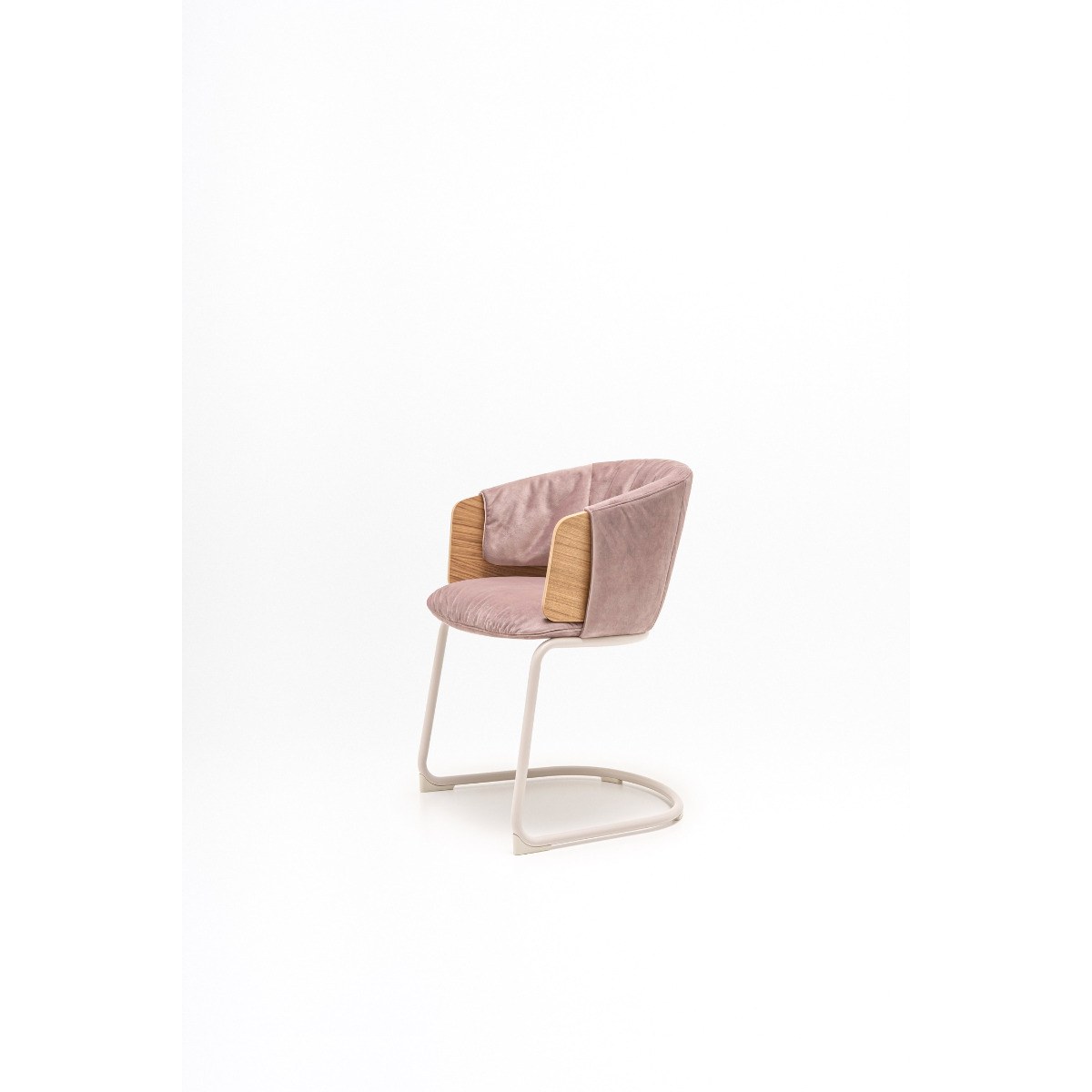 Chaise de réunion rose à dossier plaqué chêne sur piètement luge beige, vue de trois quarts