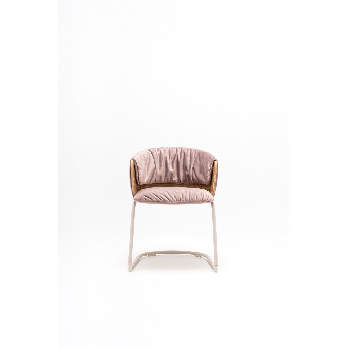Chaise de réunion rose à piètement luge beige et dossier chêne, vue de face