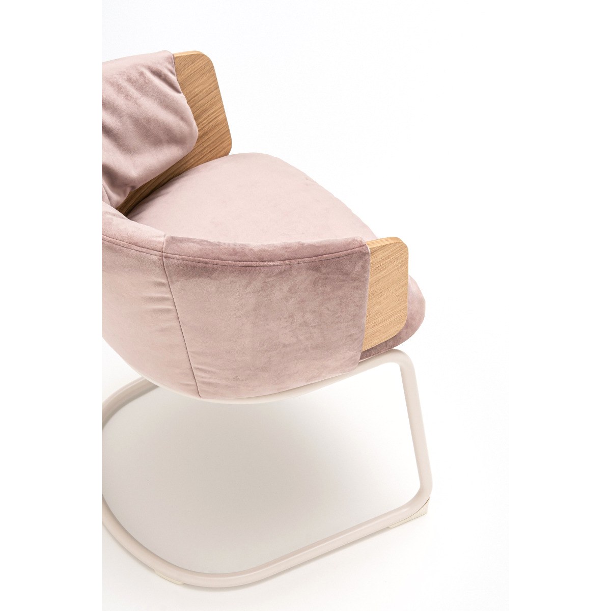 Détail du piètement luge beige et du dossier chêne de la chaise rose