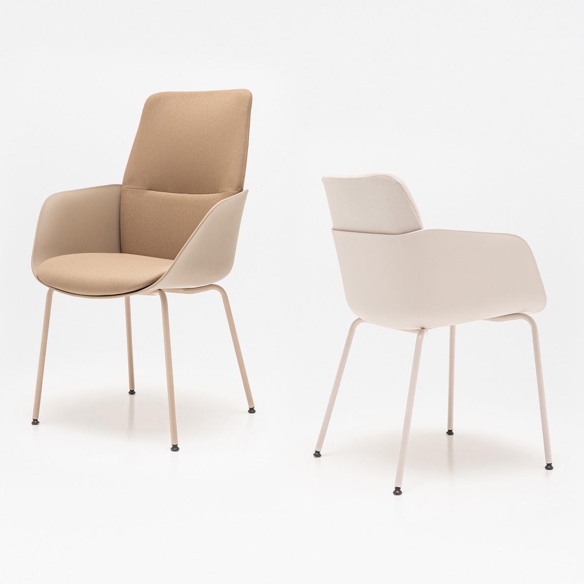 Deux fauteuils de réunion Senda sur 4 pieds, dossier haut et dossier bas, coloris beige