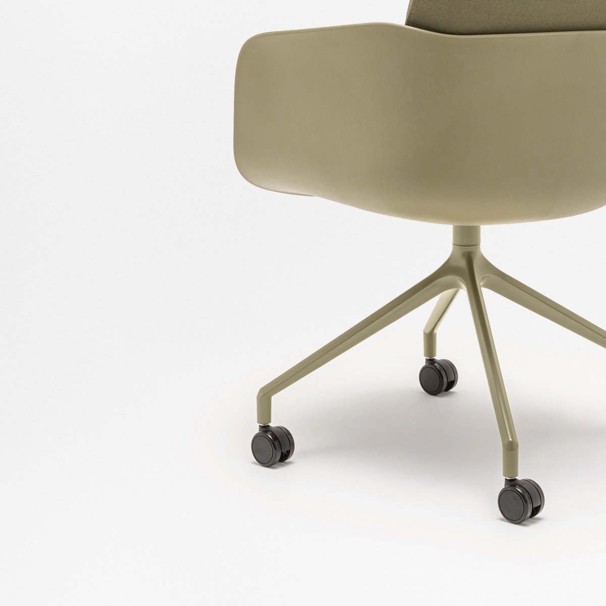 Détail de létoile 4 branches à roulettes du fauteuil Senda, coloris olive