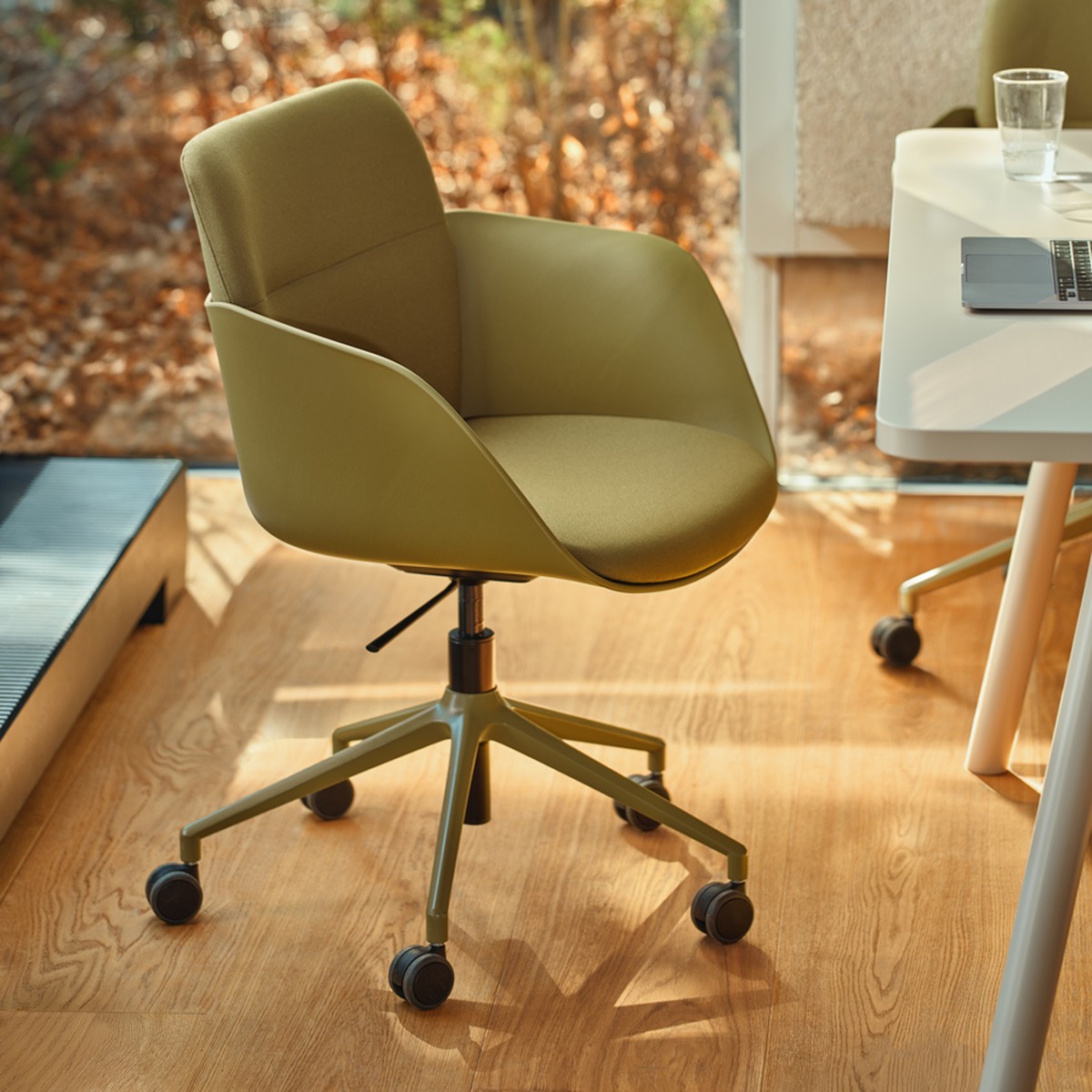 Fauteuil de réunion réglable en hauteur et basculant à coque baquet