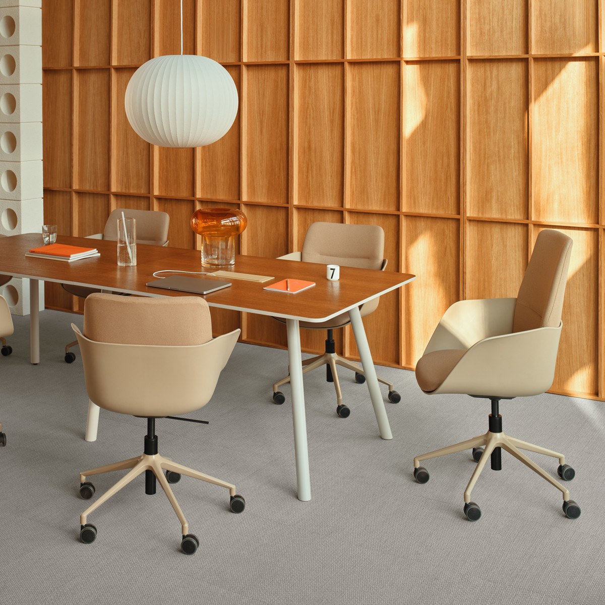 Fauteuils de réunion Senda réglables beige autour dune table en bois, dossiers bas et haut