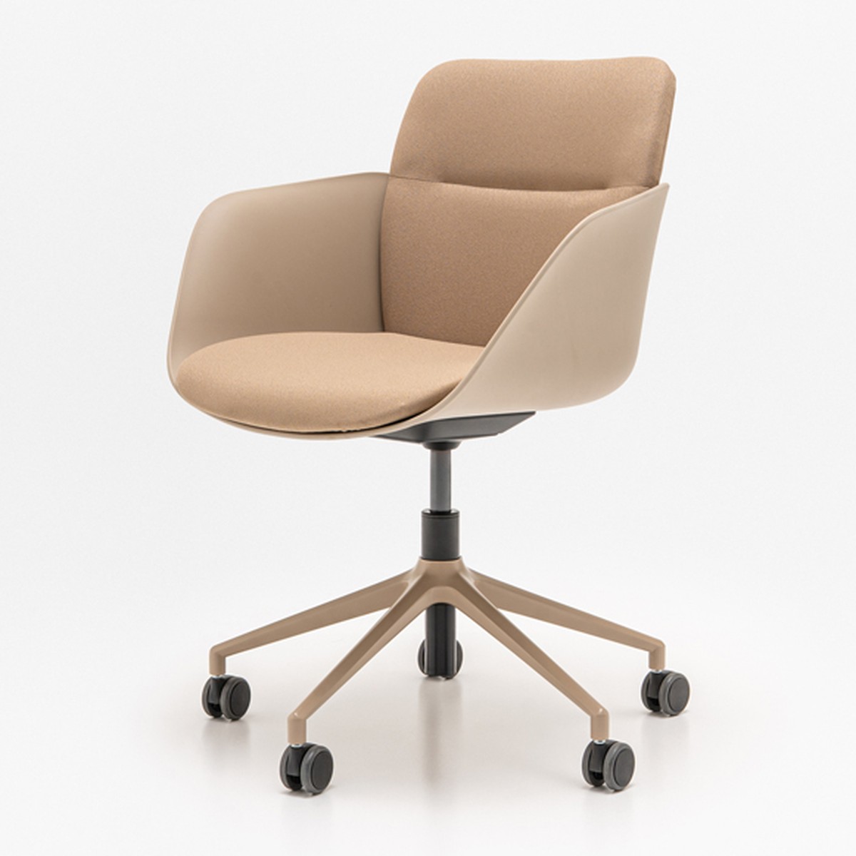 Fauteuil de réunion Senda réglable dossier bas, coque et tissu camel, vue de trois quarts