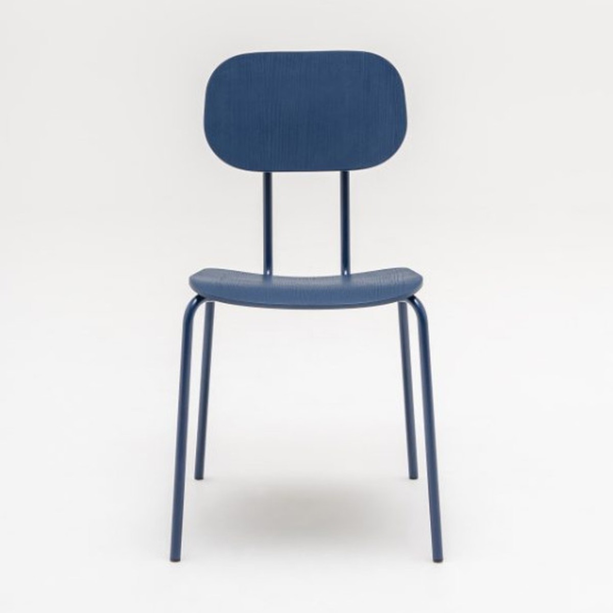Chaise de réunion New School en contreplaqué bleu, 4 pieds bleus, vue de face