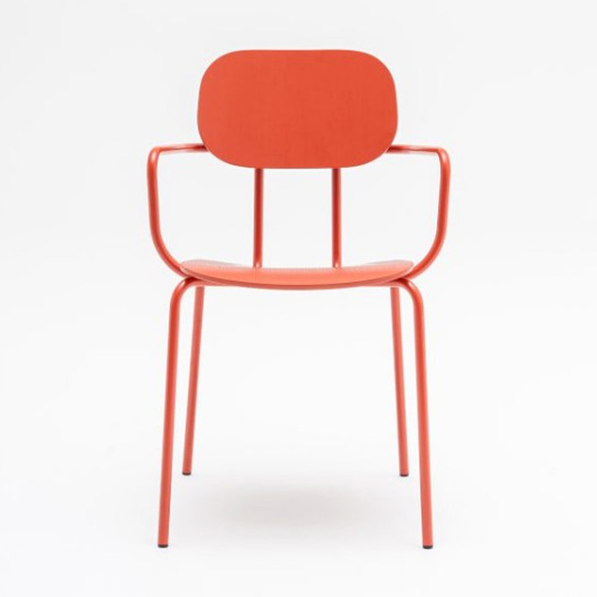 Chaise de réunion New School en contreplaqué brique avec accoudoirs, vue de face