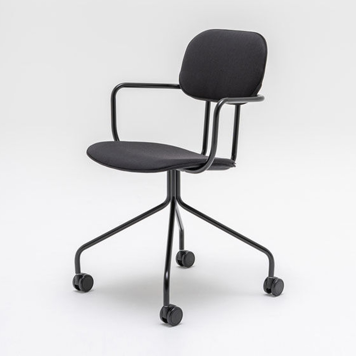 Chaise de réunion New School rembourrée noire avec accoudoirs, base noire, vue de trois quarts