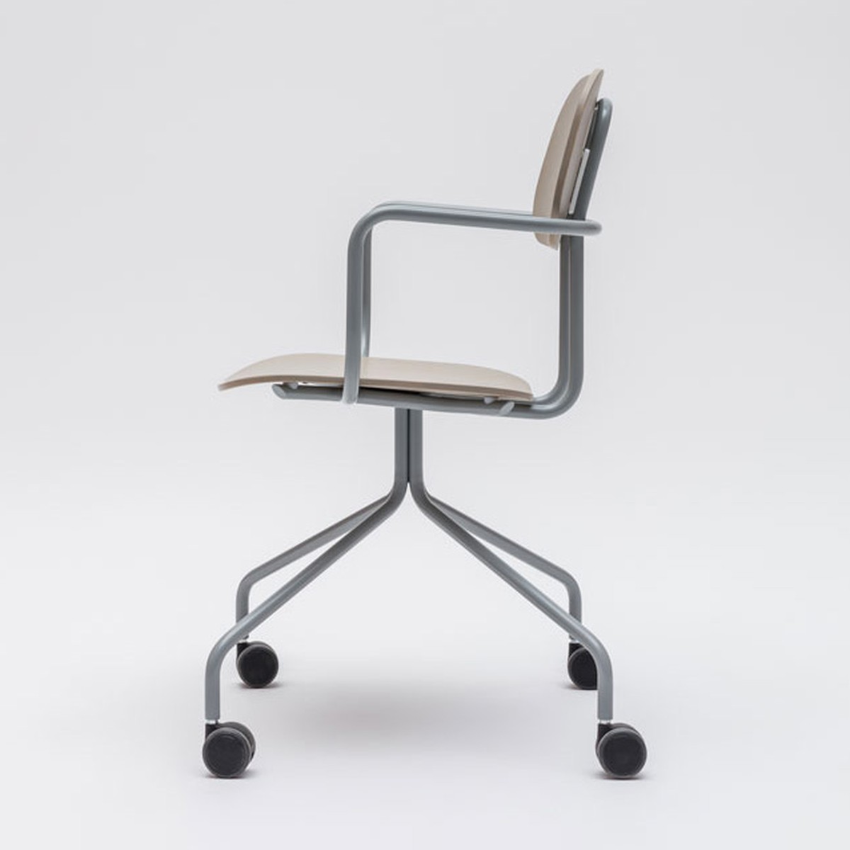 Chaise de réunion New School en contreplaqué beige à roulettes, vue de profil