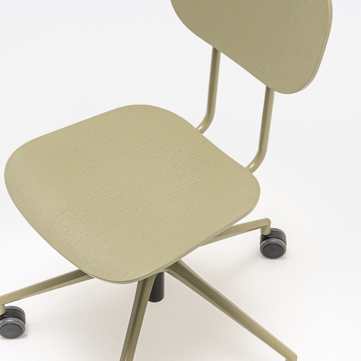 Détail de lassise en contreplaqué olive de la chaise réglable New School