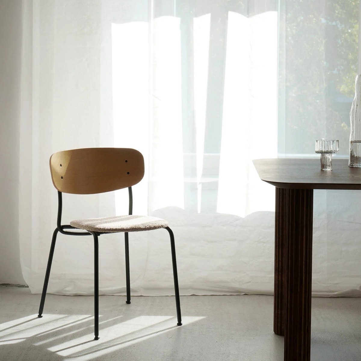 Chaise Splot rembourrée bouclette sable et chêne naturel près dune table en bois
