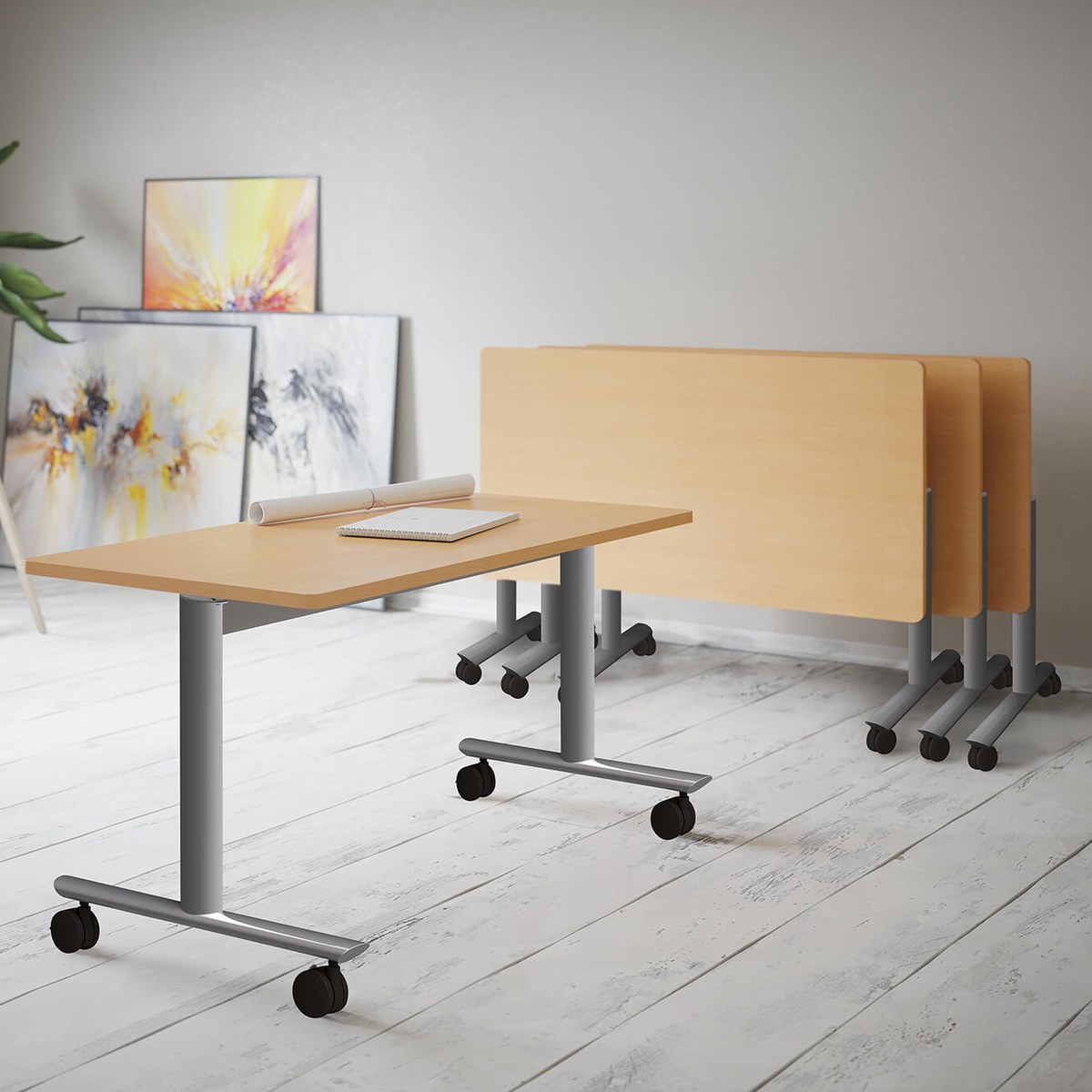 Table abattante plateau hêtre sur roulettes devant trois tables pliées et imbriquées, piétement aluminium
