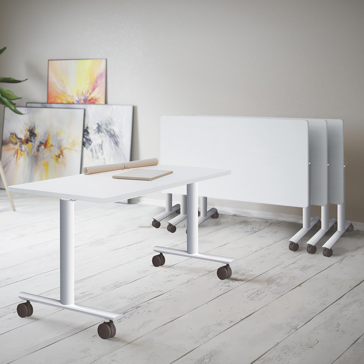 Table abattante plateau blanc et piétement blanc sur roulettes, tables pliées à larrière-plan