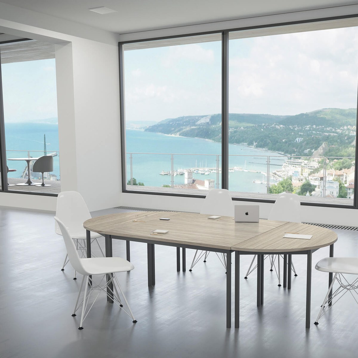 Table ovale formée de tables droites et demi-lunes, plateau chêne grisé et pieds noirs, devant une baie vitrée