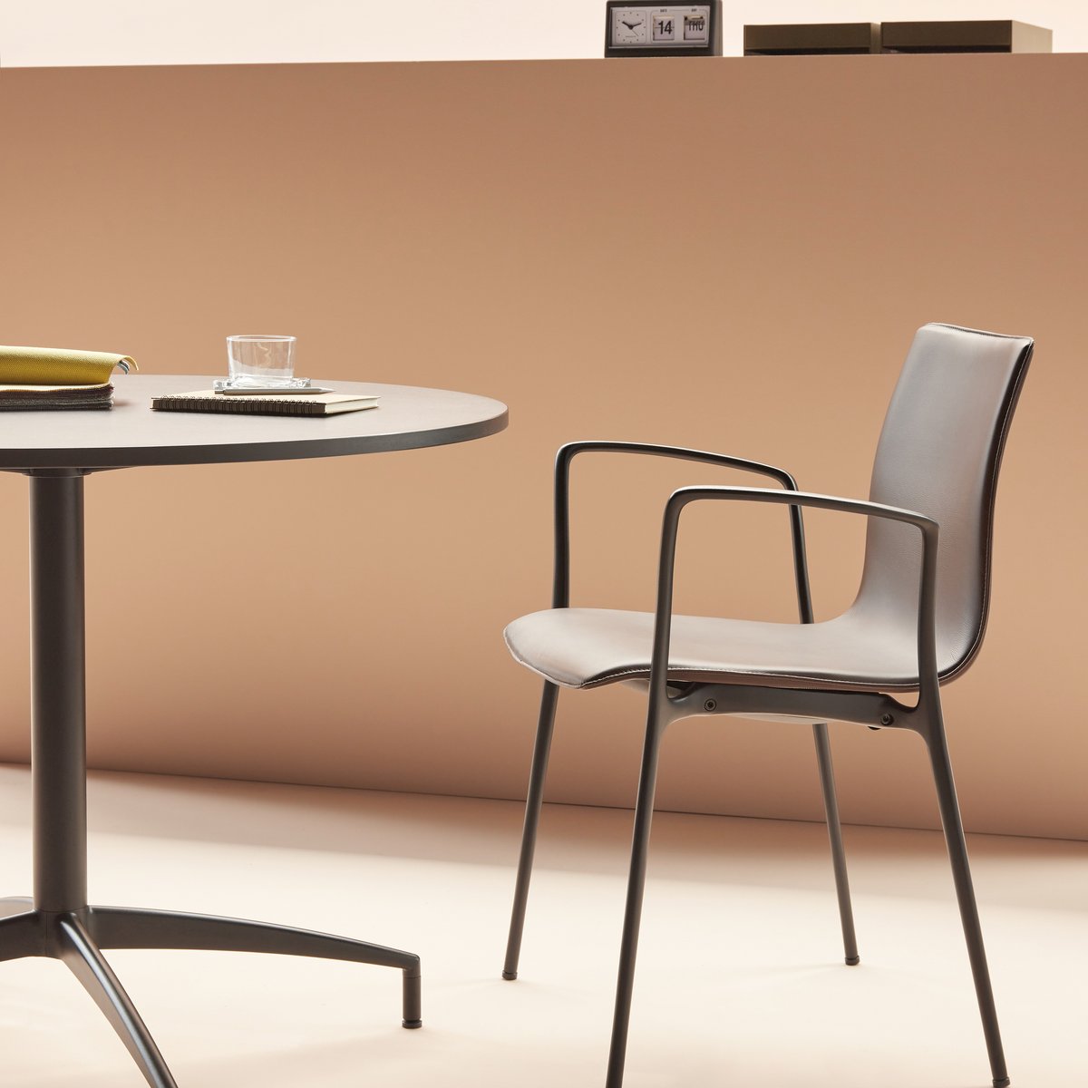 Chaise de réunion en cuir ou simili-cuir empilable par 8