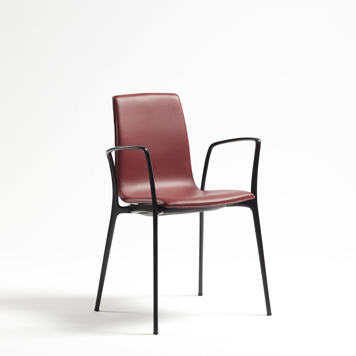 Chaise de réunion Gorka tapissée rouge avec accoudoirs et pieds noirs