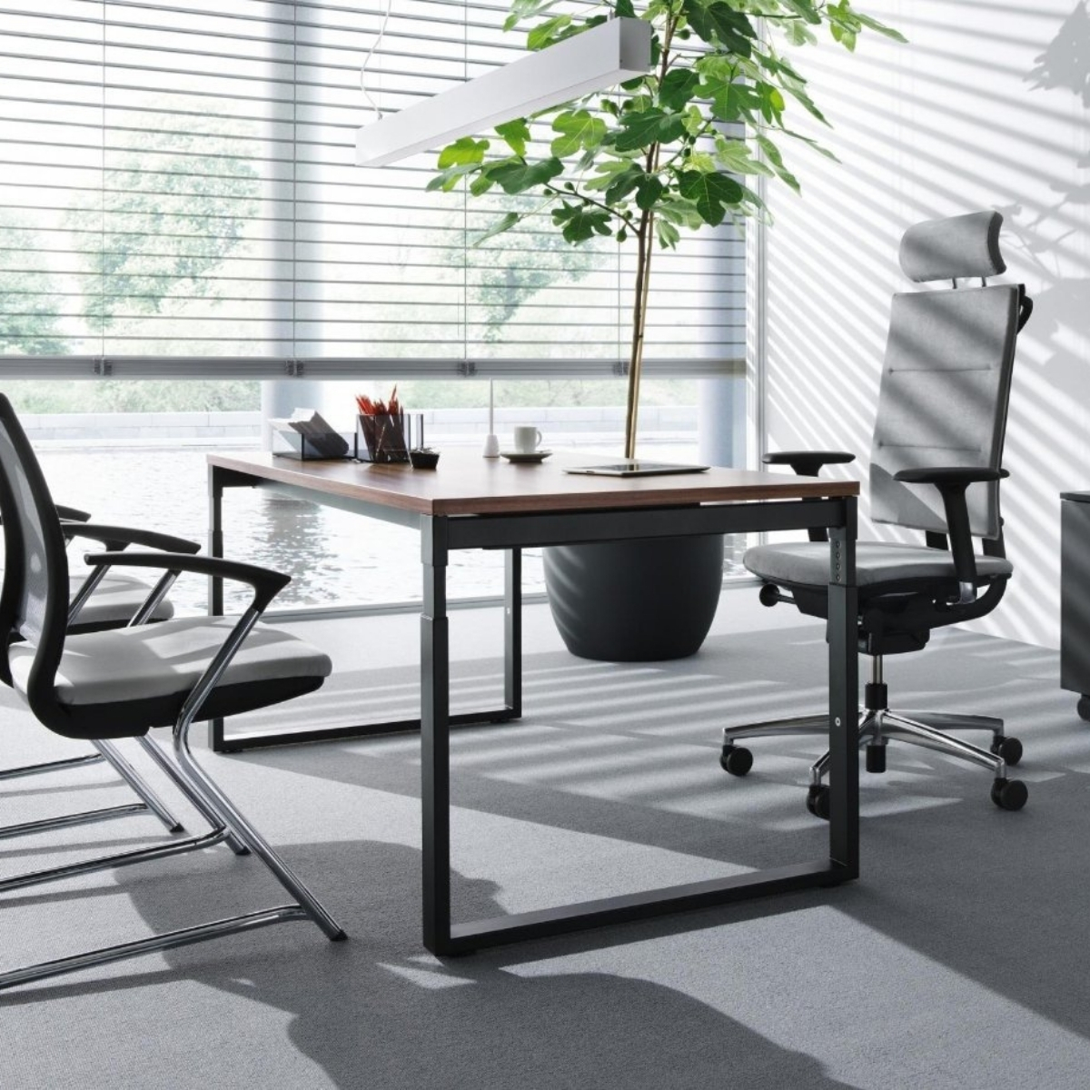 Bureau individuel piètement boucle et écran tapissé