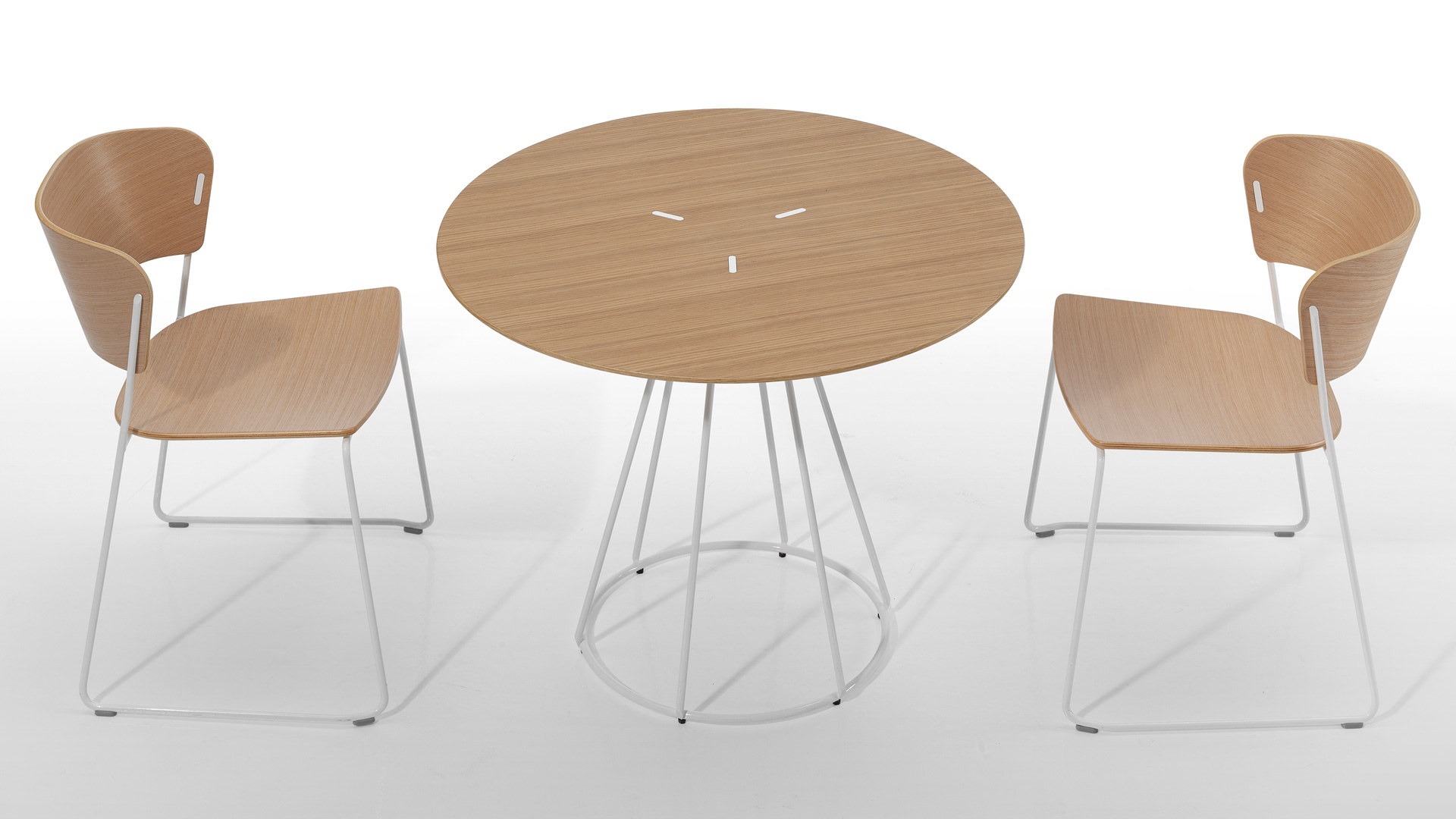 Table design cafétéria et deux chaises pour bureaux  Kollori.com
