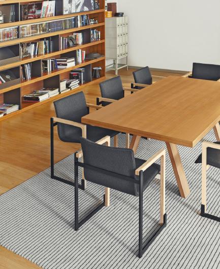 chaise noir et bois salle de réunion