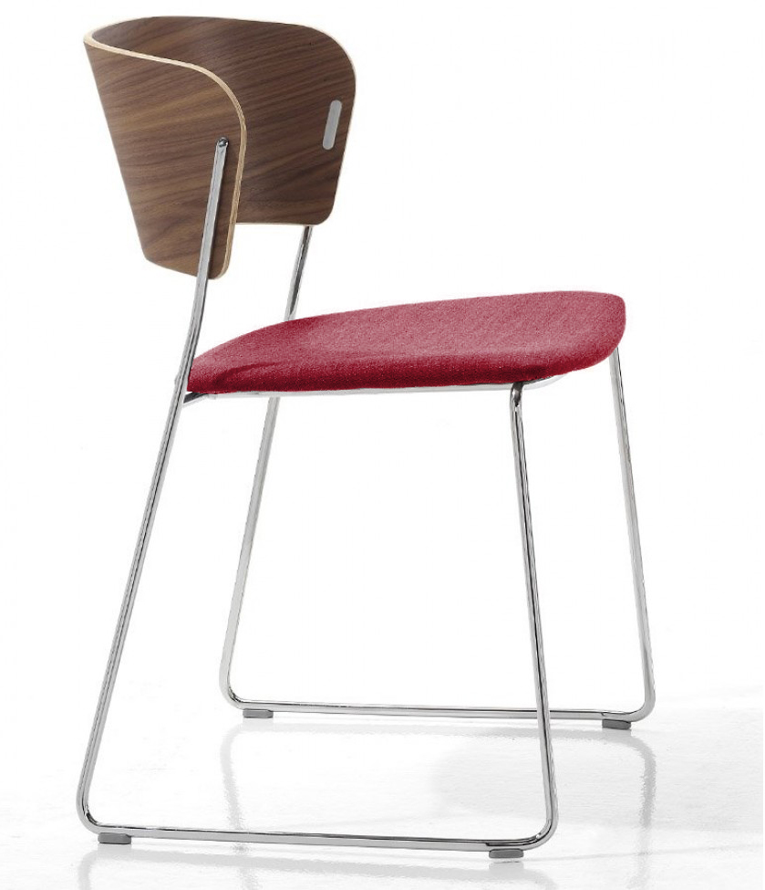 chaise-design-en-bois-tapissé-rouge