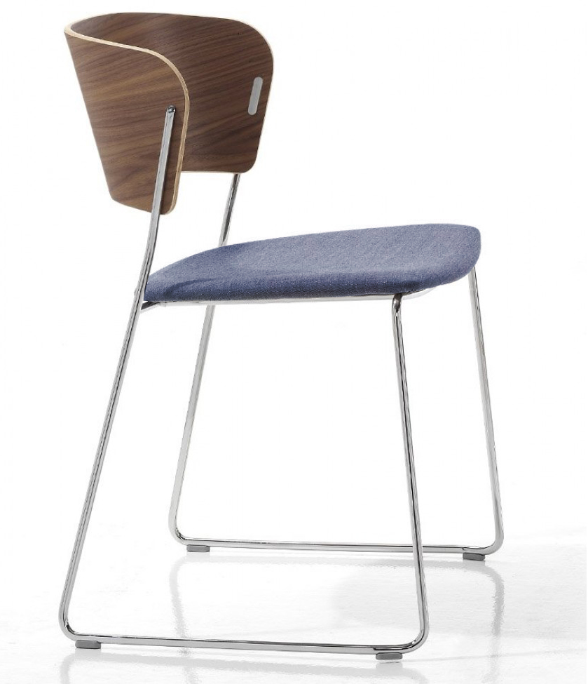 chaise-design-en-bois-tapissé-bleu